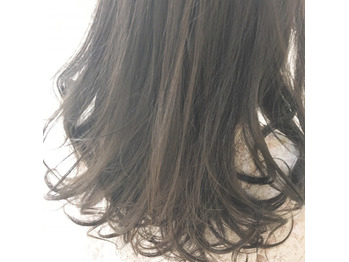 ダークトーンでも透明感