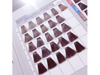 普通のカラーとアディクシーカラー