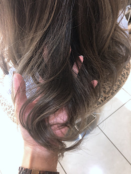 ハイライト×バレイヤージュで抜け感カラー