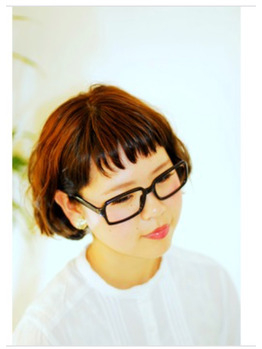 ショートバング×黒縁メガネ 最強説。