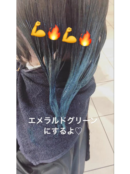 裾カラーでアクセント