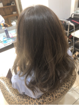 フォギーベージュで柔らかヘア