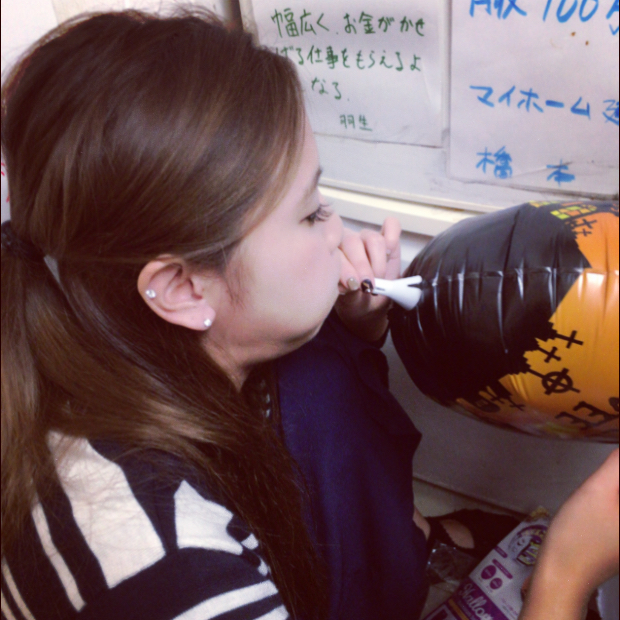 バックルームにてハロウィンの準備にとりかかる赤川嬢