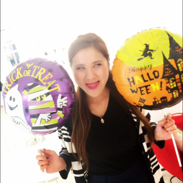 バックルームにてハロウィンの準備にとりかかる赤川嬢